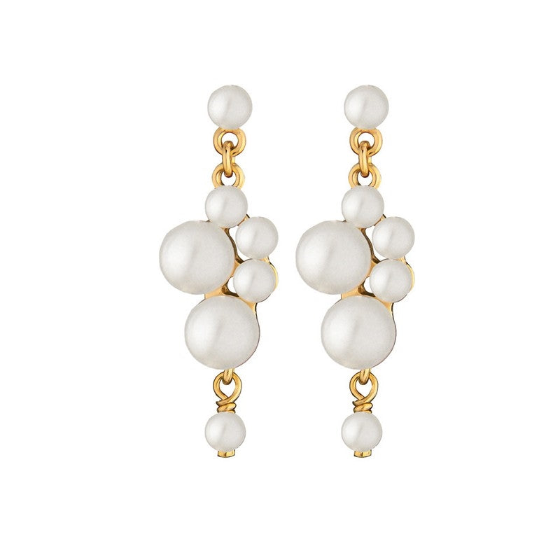 Cordelia Pearl Romance øreringe fra Jeberg Jewellery i 14 karat forgyldt sølv med ægte ferskvandsperler.